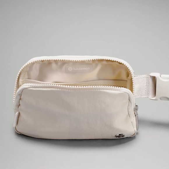 Lululemon Everywhere Belt Bag NWT white opal - Picture 6 of 15